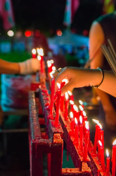 Tapınak Çince kırmızı mum yakma