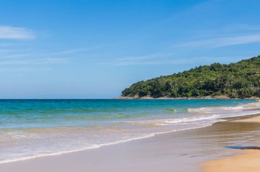 Mavi gökyüzü ve sakin deniz Naithon Noi Beach Phuket Tayland