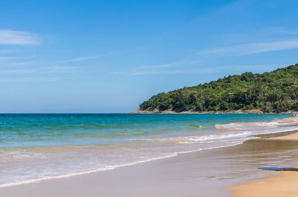 Błękitne niebo i spokojne morze przy plaży Naithon Noi w Phuket Tajlandia — Zdjęcie stockowe