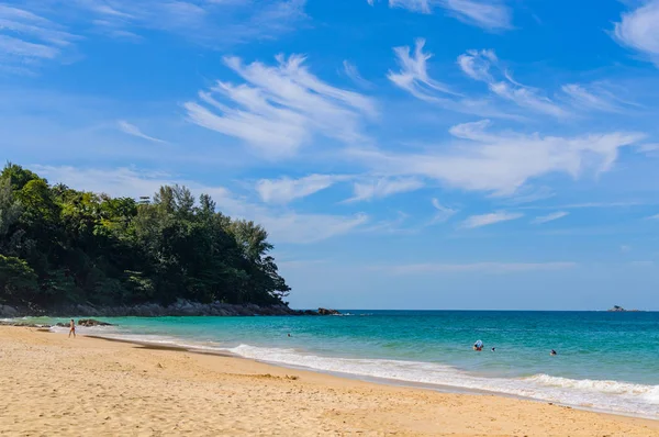 Błękitne niebo i spokojne morze przy plaży Naithon Noi w Phuket Tajlandia — Zdjęcie stockowe