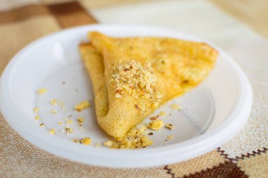 Plastik tabakta fındıklı pankek