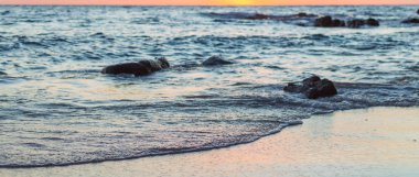 Dalga deniz kum plaj. Günbatımı üzerinde deniz kıyısı