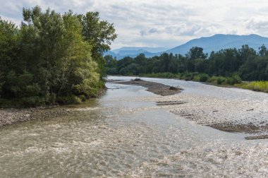 Yeşil ağaçlar, dağlar ve arka gökyüzüne Ashe dağ nehir kıyısında. Krasnodar bölgesi, Adıge, Rusya Federasyonu
