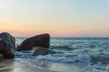 Taş karşı denizde dalga sıçrama