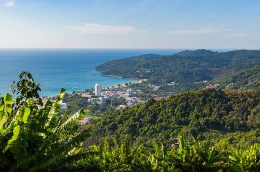Panoramik şehir Patong ve plaj. Phuket, Tayland
