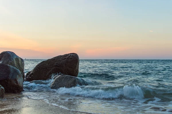 Taş karşı denizde dalga sıçrama