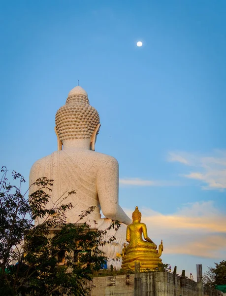 Biały i złoty posąg Buddy. Księżyc na niebie. Phuket, Tajlandia — Zdjęcie stockowe