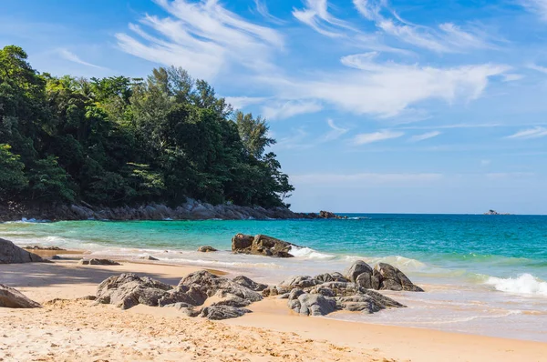 Mavi gökyüzü ve sakin deniz Naithon Noi Beach Phuket Tayland