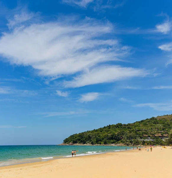 Mavi gökyüzü ve sakin deniz Naithon Noi Beach Phuket Tayland — Stok fotoğraf