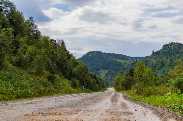 Грязная дорога в горах Адыгеи, Краснодарский край, Россия — стоковое фото