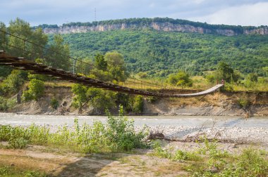 Asma kablo köprü, nehir geçiş. Adıge Cumhuriyeti, Krasnodar bölgesi, Rusya Federasyonu