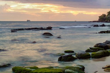 Deniz kenarında Kamboçya'da günbatımı