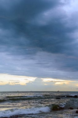 Deniz kenarında Kamboçya'da günbatımı