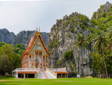 Budist tapınağı: Wat Khao Daeng, Khao Sam ROI Yot Nationalpark, Prachuap Khiri Khan il, Tayland