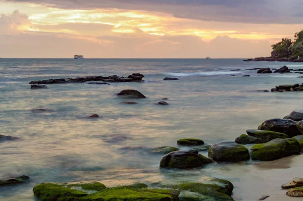 Deniz kenarında Kamboçya'da günbatımı