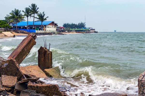 Muelle de piedra destruido, ola salpicada mar — Foto de Stock