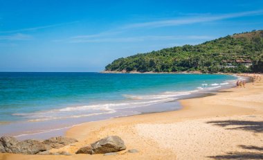 Mavi gökyüzü ve sakin deniz Naithon Noi Beach Phuket Tayland