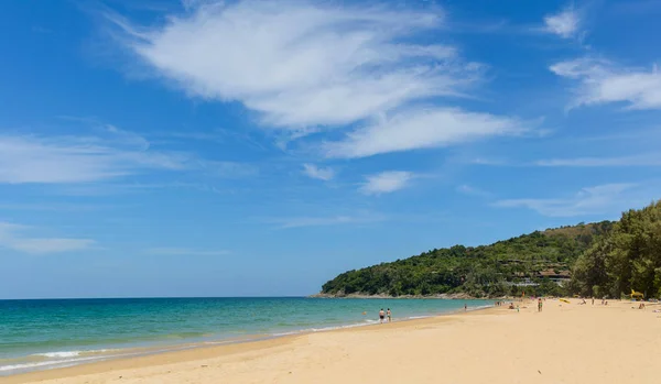 Błękitne niebo i spokojne morze przy plaży Naithon Noi w Phuket Tajlandia — Zdjęcie stockowe