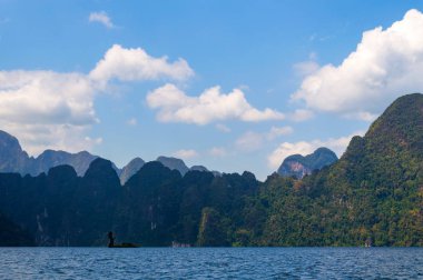 Güzel dağlar göl gölü gökyüzü ve doğal eğlence Ratchaprapha Barajı Khao Sok Ulusal Parkı, Surat Thani Eyaleti, Tayland
