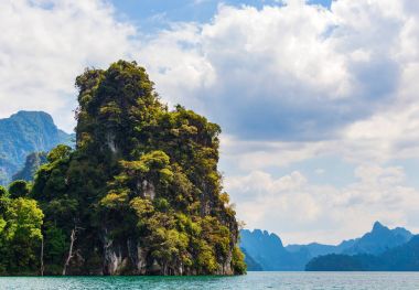 Güzel dağlar göl gölü gökyüzü ve doğal eğlence Ratchaprapha Barajı Khao Sok Ulusal Parkı, Surat Thani Eyaleti, Tayland