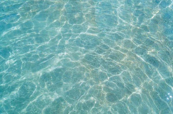 Schönes Muster blauen Wassers, das die Sonne reflektiert — Stockfoto