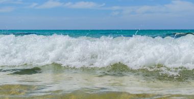 Dalga tropikal deniz görünümü kapatın