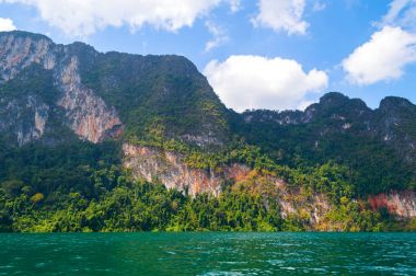 Güzel dağlar göl gölü gökyüzü ve doğal eğlence Ratchaprapha Barajı Khao Sok Ulusal Parkı, Surat Thani Eyaleti, Tayland