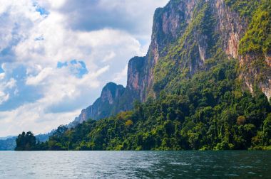 Güzel dağlar göl gölü gökyüzü ve doğal eğlence Ratchaprapha Barajı Khao Sok Ulusal Parkı, Surat Thani Eyaleti, Tayland