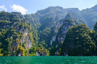 Güzel dağlar göl gölü gökyüzü ve doğal eğlence Ratchaprapha Barajı Khao Sok Ulusal Parkı, Surat Thani Eyaleti, Tayland