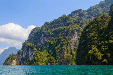 Güzel dağlar göl gölü gökyüzü ve doğal eğlence Ratchaprapha Barajı Khao Sok Ulusal Parkı, Surat Thani Eyaleti, Tayland