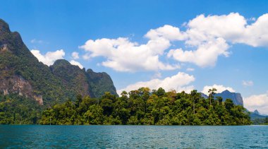 Güzel dağlar göl gölü gökyüzü ve doğal eğlence Ratchaprapha Barajı Khao Sok Ulusal Parkı, Surat Thani Eyaleti, Tayland