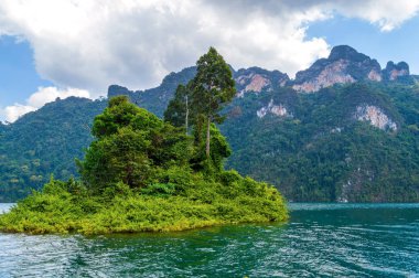 Güzel dağlar göl gölü gökyüzü ve doğal eğlence Ratchaprapha Barajı Khao Sok Ulusal Parkı, Surat Thani Eyaleti, Tayland