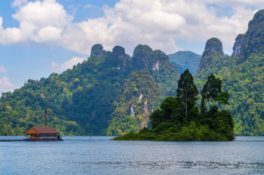 Güzel dağlar göl gölü gökyüzü ve doğal eğlence Ratchaprapha Barajı Khao Sok Ulusal Parkı, Surat Thani Eyaleti, Tayland