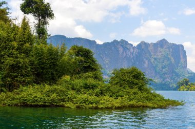 Güzel dağlar göl gölü gökyüzü ve doğal eğlence Ratchaprapha Barajı Khao Sok Ulusal Parkı, Surat Thani Eyaleti, Tayland
