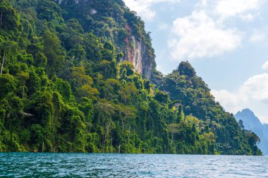 Güzel dağlar göl gölü gökyüzü ve doğal eğlence Ratchaprapha Barajı Khao Sok Ulusal Parkı, Surat Thani Eyaleti, Tayland