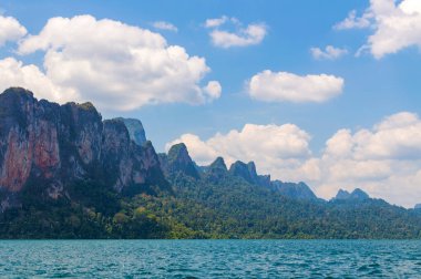 Güzel dağlar göl gölü gökyüzü ve doğal eğlence Ratchaprapha Barajı Khao Sok Ulusal Parkı, Surat Thani Eyaleti, Tayland