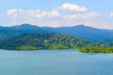 Güzel dağlar göl gölü gökyüzü ve doğal eğlence Ratchaprapha Barajı Khao Sok Ulusal Parkı, Surat Thani Eyaleti, Tayland