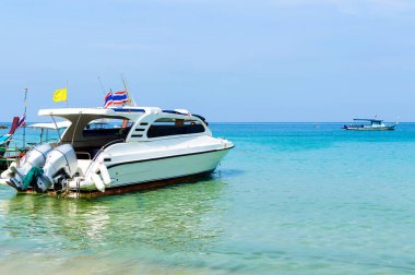 Motorlu sürat teknesi ile güzel bir plaj