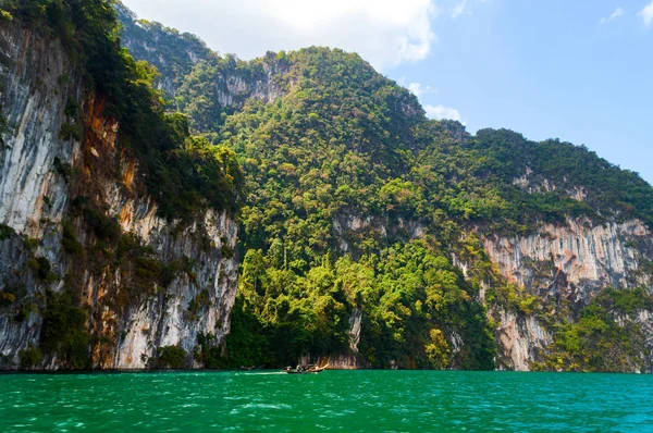 Güzel dağlar göl gölü gökyüzü ve doğal eğlence Ratchaprapha Barajı Khao Sok Ulusal Parkı, Surat Thani Eyaleti, Tayland