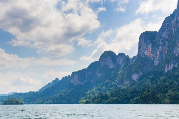 Beautiful mountains lake river sky and natural attractions in Ratchaprapha Dam at Khao Sok National Park, Surat Thani Province, Thailand — Stock Photo, Image