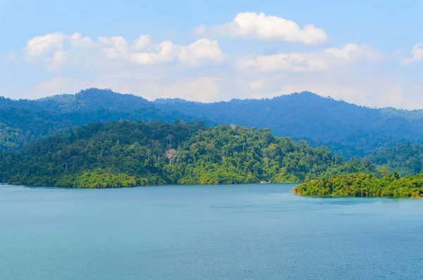 Gyönyörű hegyek tó folyó ég és természeti látnivalók Ratchaprapha gát Khao Sok Nemzeti Park, Surat Thani tartomány, Thaiföld — Stock Fotó