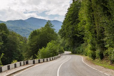 Eğri asfalt yol dağlarda