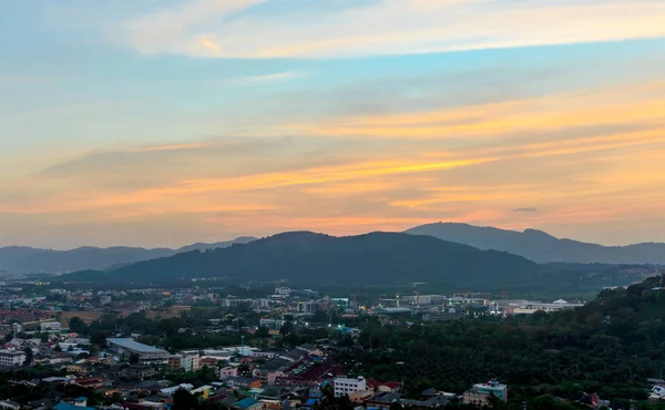 Dramatik renkli gökyüzü günbatımı ve gündoğumu
