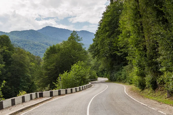 Zakřivené asfaltové silnici v horách — Stock fotografie