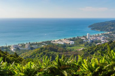 Panoramik şehir Patong ve plaj. Phuket, Tayland