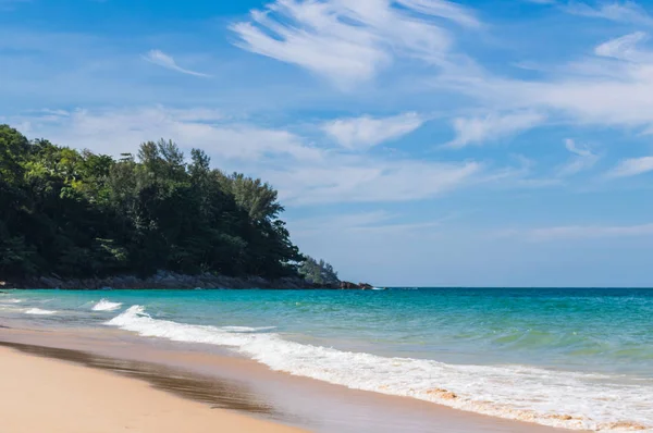 Mavi gökyüzü ve sakin deniz Naithon Noi Beach Phuket Tayland