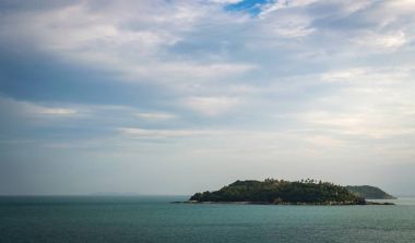 Denizde tropik bir ada