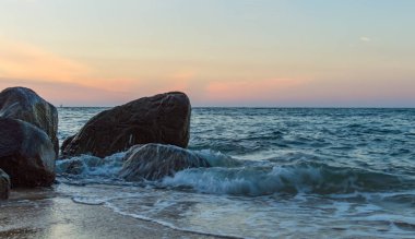Taş karşı denizde dalga sıçrama
