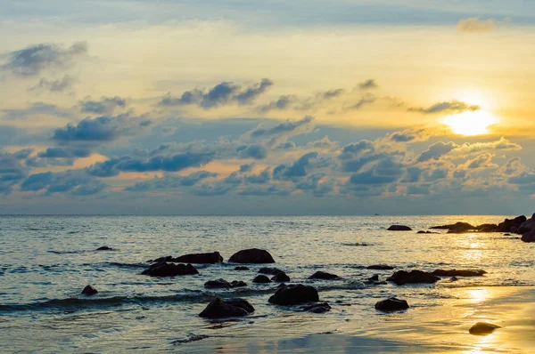 Deniz dalgaları üzerinde altın gün doğumu günbatımı