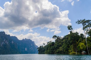 Güzel dağlar göl gölü gökyüzü ve doğal eğlence Ratchaprapha Barajı Khao Sok Ulusal Parkı, Surat Thani Eyaleti, Tayland